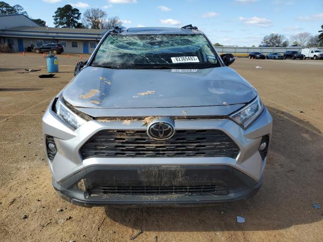 JTMW1RFV8KD018868 - 2019 TOYOTA RAV4 XLE SILVER photo 5