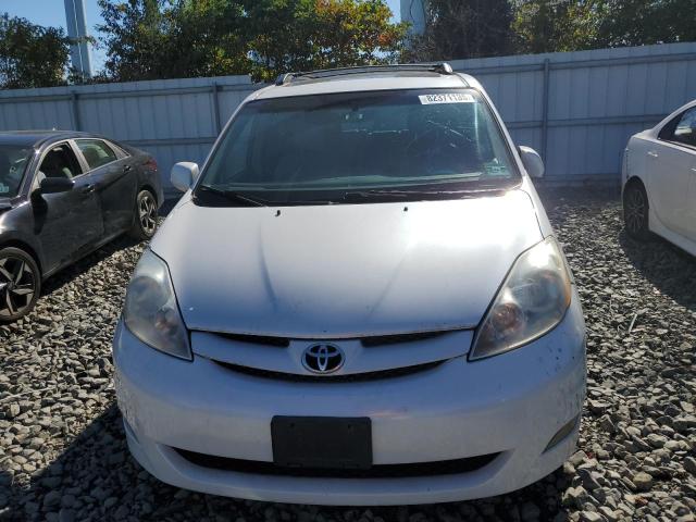 5TDBK22C48S013140 - 2008 TOYOTA SIENNA XLE WHITE photo 5