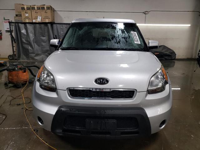 KNDJT2A27A7029527 - 2010 KIA SOUL + SILVER photo 5