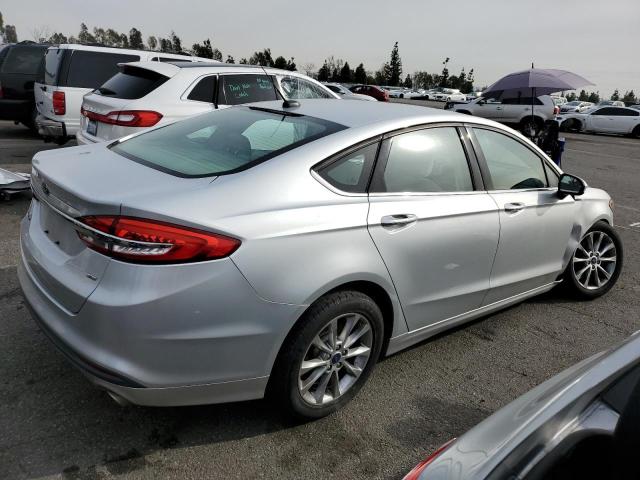 3FA6P0H78HR142735 - 2017 FORD FUSION SE SILVER photo 3