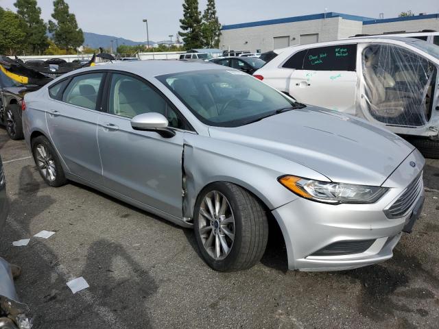 3FA6P0H78HR142735 - 2017 FORD FUSION SE SILVER photo 4