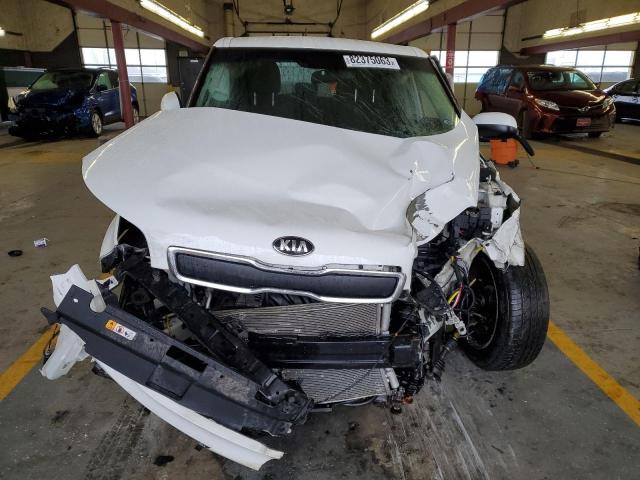 KNDJN2A27G7402374 - 2016 KIA SOUL WHITE photo 5