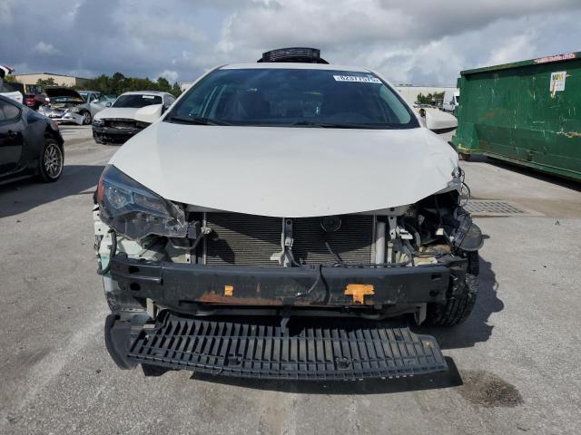 5YFBURHE1JP835579 - 2018 TOYOTA COROLLA L WHITE photo 5