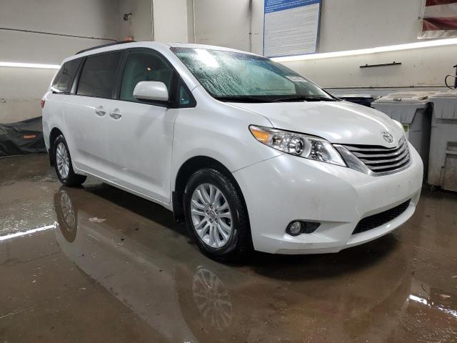 5TDYK3DC4GS713378 - 2016 TOYOTA SIENNA XLE WHITE photo 4