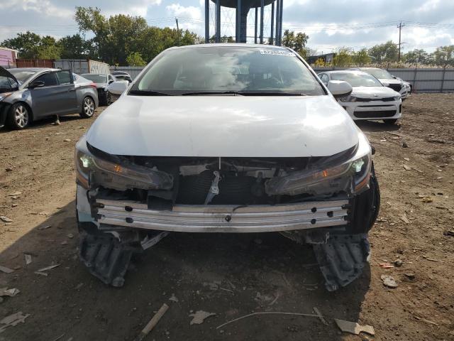 5YFEPMAE2MP255022 - 2021 TOYOTA COROLLA LE თეთრი ფოტო 5