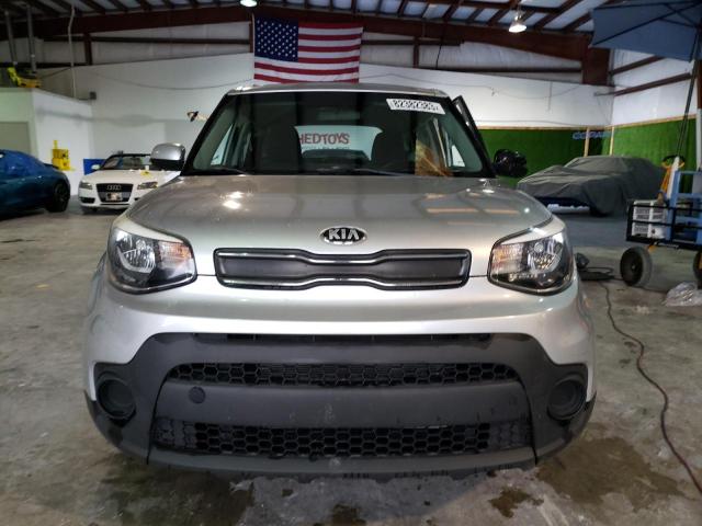 KNDJN2A27J7601030 - 2018 KIA SOUL SILVER photo 5