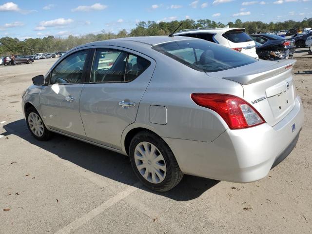 3N1CN7AP6JK431247 - 2018 NISSAN VERSA S SILVER photo 2