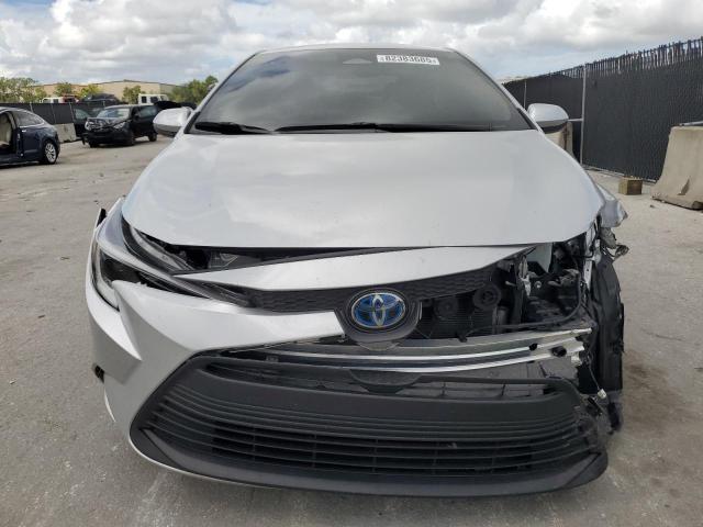 JTDBCMFE1RJ018072 - 2024 TOYOTA COROLLA LE SILVER photo 5