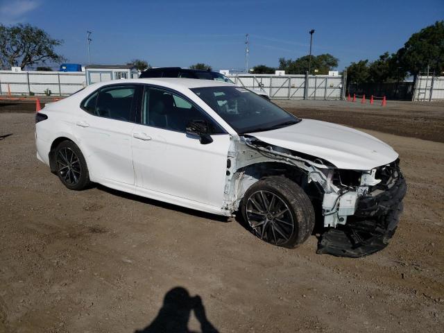 4T1G11AK3NU622329 - 2022 TOYOTA CAMRY SE WHITE photo 4