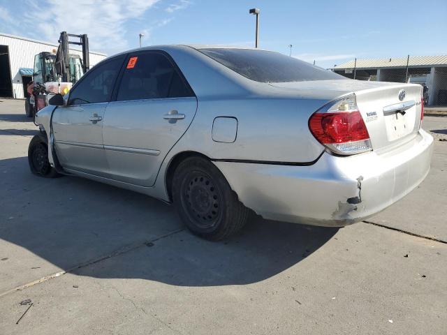 4T1BE32K75U619667 - 2005 TOYOTA CAMRY LE Күміс фото 2