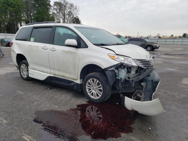 5TDYZ3DC0HS824765 - 2017 TOYOTA SIENNA XLE WHITE photo 4