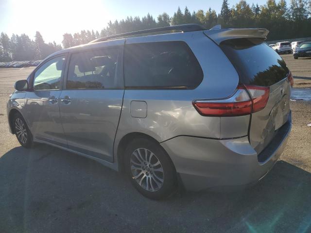 5TDYZ3DC9JS924613 - 2018 TOYOTA SIENNA XLE ვერცხლისფერი ფოტო 2