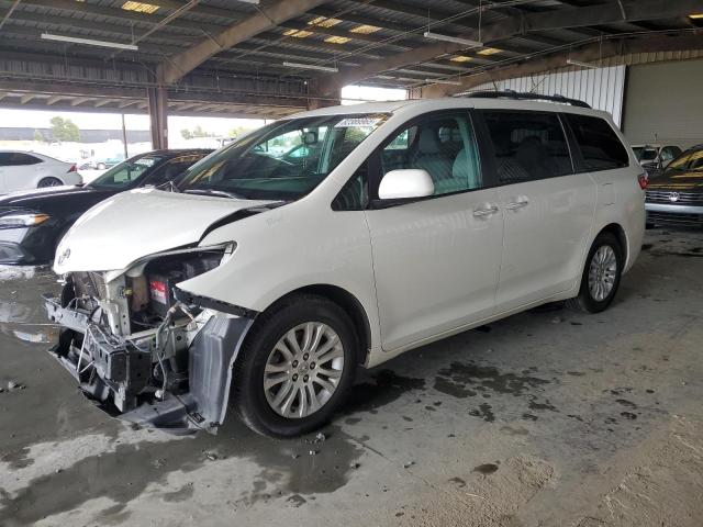 2017 TOYOTA SIENNA XLE, 