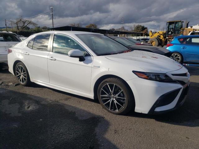 4T1G31AK8MU568776 - 2021 TOYOTA CAMRY SE WHITE photo 4