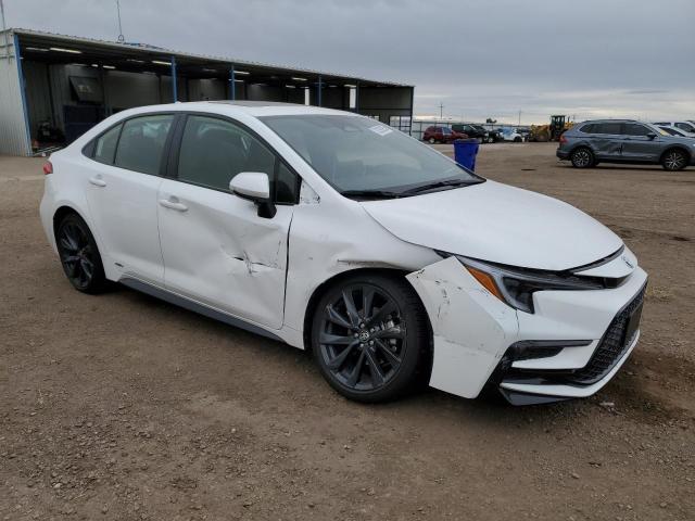 JTDBDMHEXSJ013548 - 2025 TOYOTA COROLLA LE WHITE photo 4