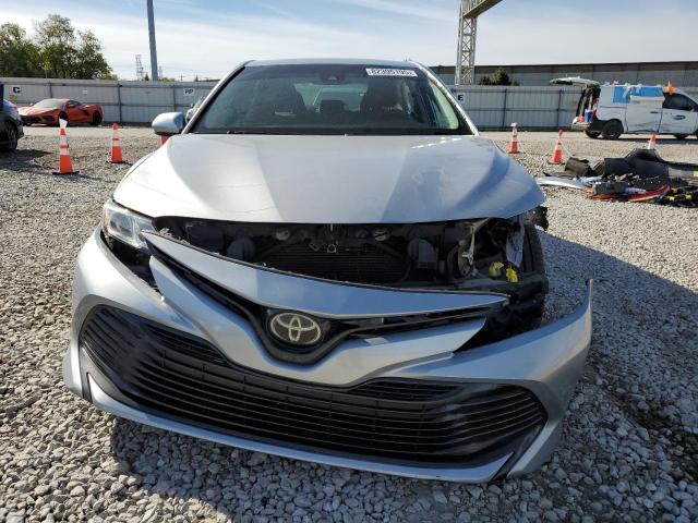 4T1B11HK3JU004082 - 2018 TOYOTA CAMRY L Gümüş foto 5