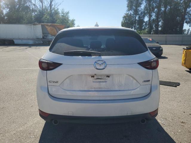 JM3KFABM5J0339973 - 2018 MAZDA CX-5 SPORT أبيض صورة 6