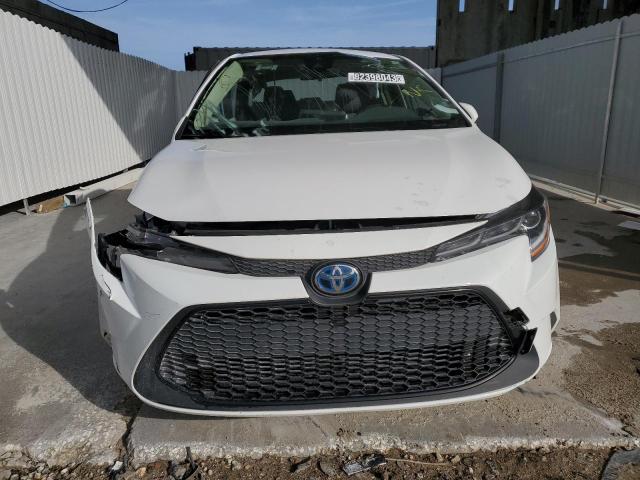 JTDEAMDE5MJ033771 - 2021 TOYOTA COROLLA LE WHITE photo 5