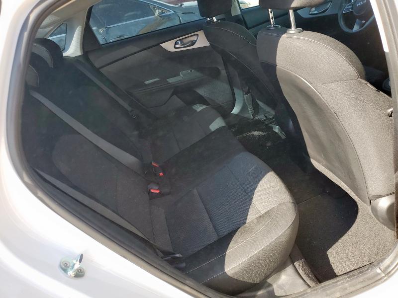 3KPF24AD4NE453582 - 2022 KIA FORTE FE WHITE photo 10