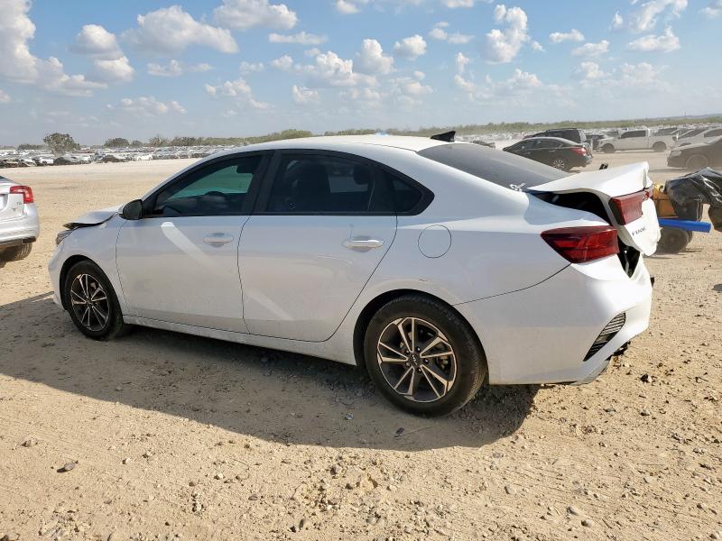 3KPF24AD4NE453582 - 2022 KIA FORTE FE WHITE photo 2