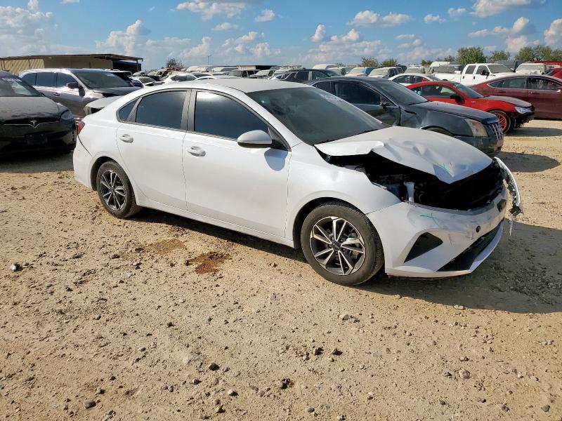 3KPF24AD4NE453582 - 2022 KIA FORTE FE WHITE photo 4