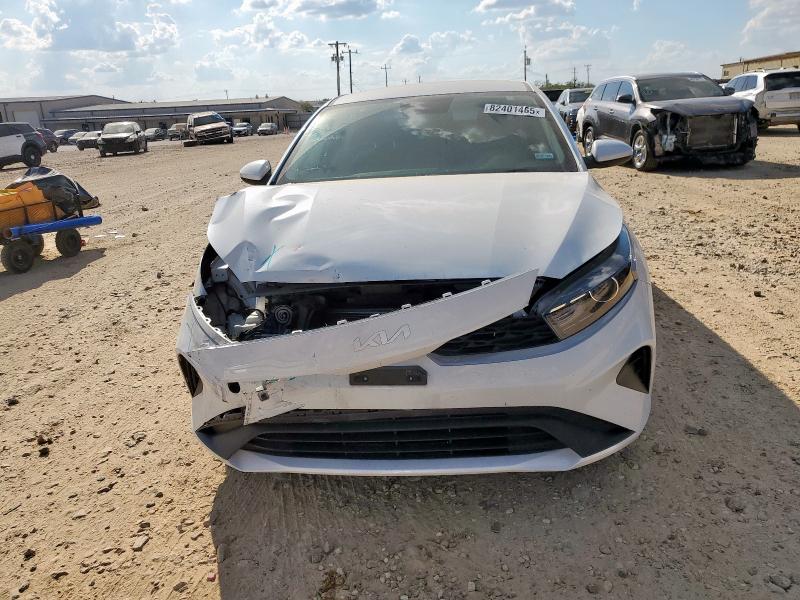 3KPF24AD4NE453582 - 2022 KIA FORTE FE WHITE photo 5