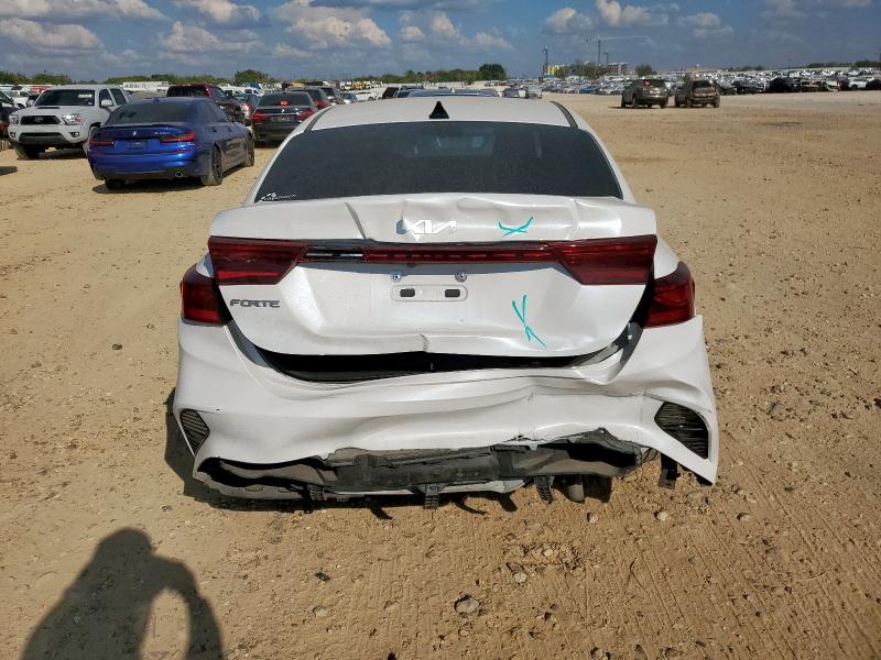 3KPF24AD4NE453582 - 2022 KIA FORTE FE WHITE photo 6