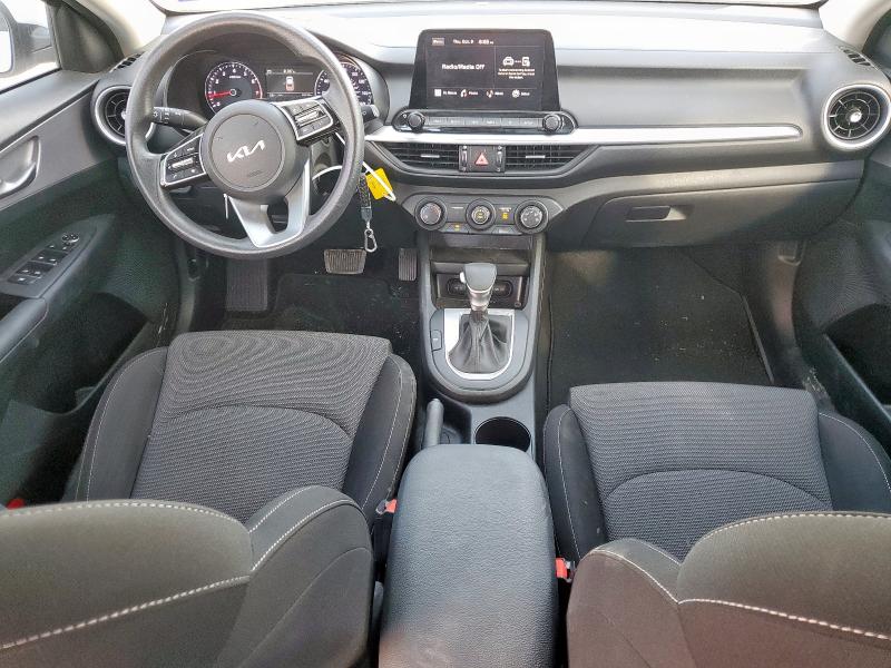 3KPF24AD4NE453582 - 2022 KIA FORTE FE WHITE photo 8