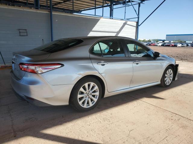 4T1B11HK3JU586314 - 2018 TOYOTA CAMRY L SILVER photo 3