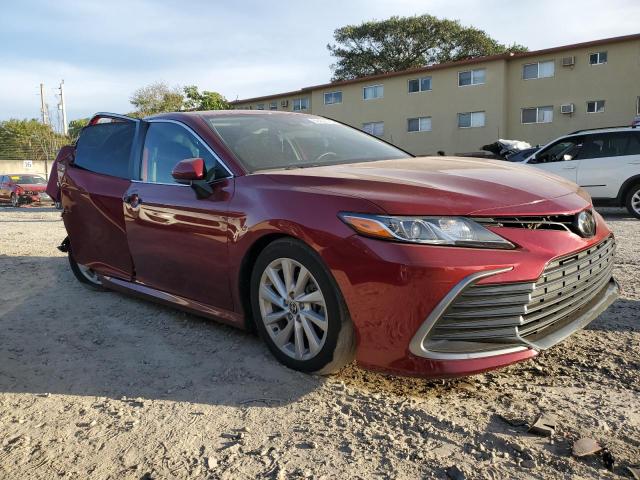 4T1C11AK8NU643174 - 2022 TOYOTA CAMRY LE RED photo 4