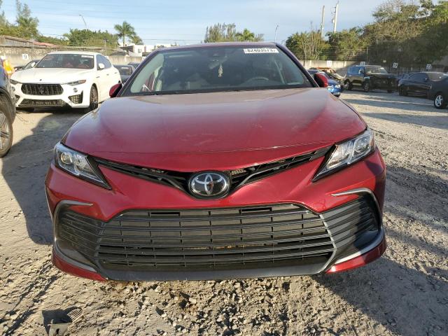 4T1C11AK8NU643174 - 2022 TOYOTA CAMRY LE RED photo 5