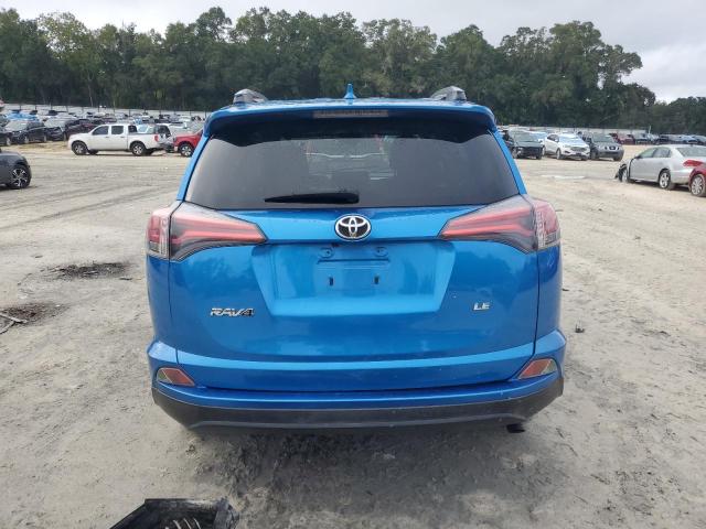 JTMZFREV4JJ166404 - 2018 TOYOTA RAV4 LE Синій фото 6