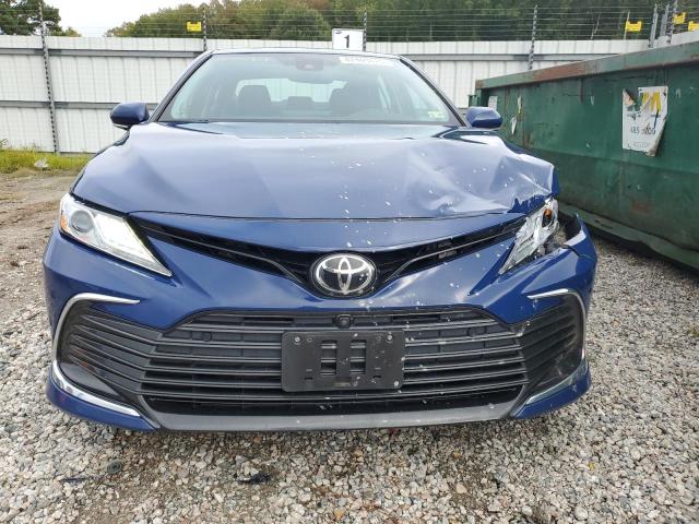 4T1F11BK5RU116744 - 2024 TOYOTA CAMRY XLE BLUE photo 5