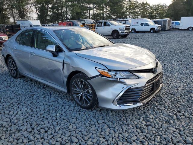 4T1F11BK0MU035918 - 2021 TOYOTA CAMRY XLE Gümüş foto 4