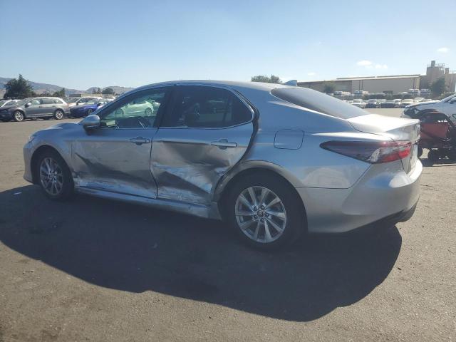 4T1R11AKXPU820868 - 2023 TOYOTA CAMRY LE SILVER photo 2