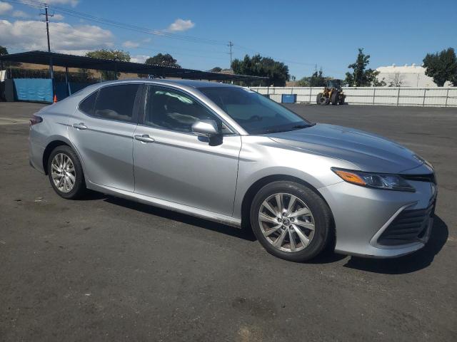 4T1R11AKXPU820868 - 2023 TOYOTA CAMRY LE SILVER photo 4
