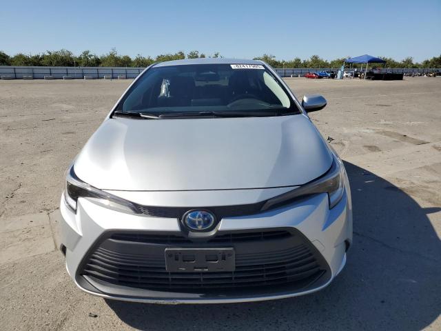 JTDBCMFE8S3077582 - 2025 TOYOTA COROLLA LE SILVER photo 5