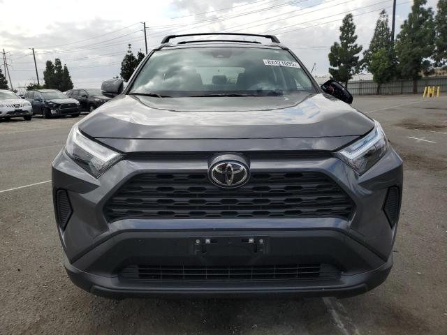 JTMMWRFV5SD309630 - 2025 TOYOTA RAV4 LE ნაცრისფერი ფოტო 5