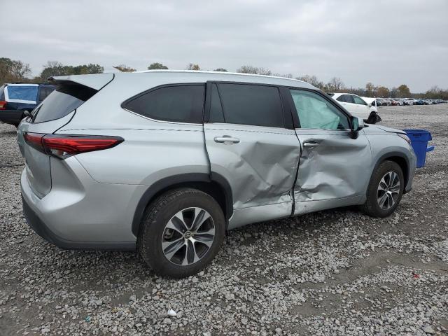 5TDGZRAH0MS518402 - 2021 TOYOTA HIGHLANDER XLE SILVER photo 3