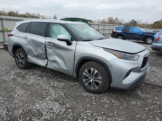 5TDGZRAH0MS518402 - 2021 TOYOTA HIGHLANDER XLE SILVER photo 4