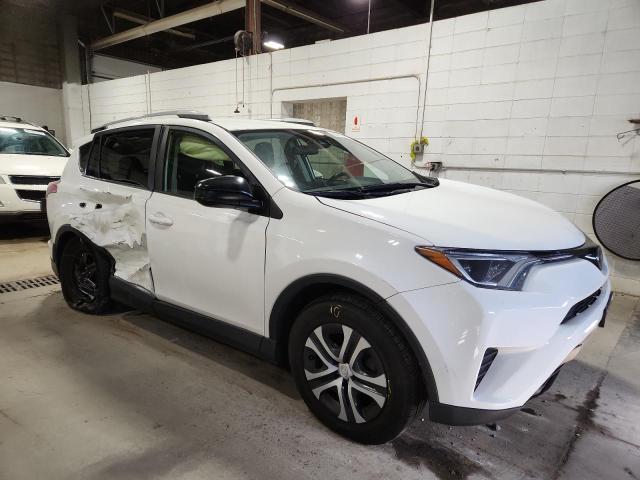 JTMBFREV8JJ742528 - 2018 TOYOTA RAV4 LE أبيض صورة 4