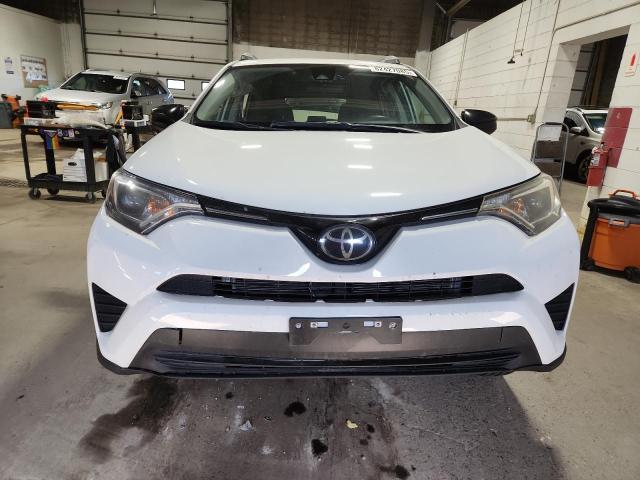 JTMBFREV8JJ742528 - 2018 TOYOTA RAV4 LE أبيض صورة 5