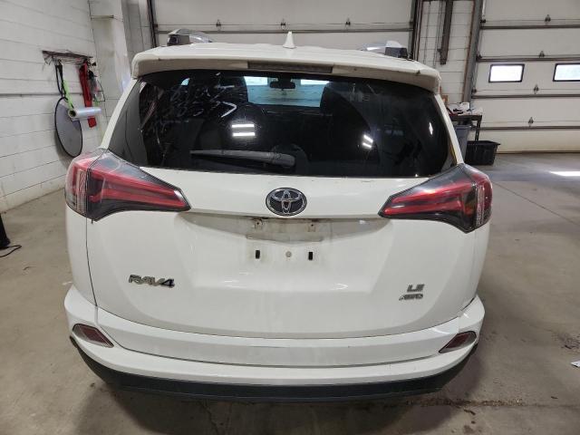 JTMBFREV8JJ742528 - 2018 TOYOTA RAV4 LE أبيض صورة 6