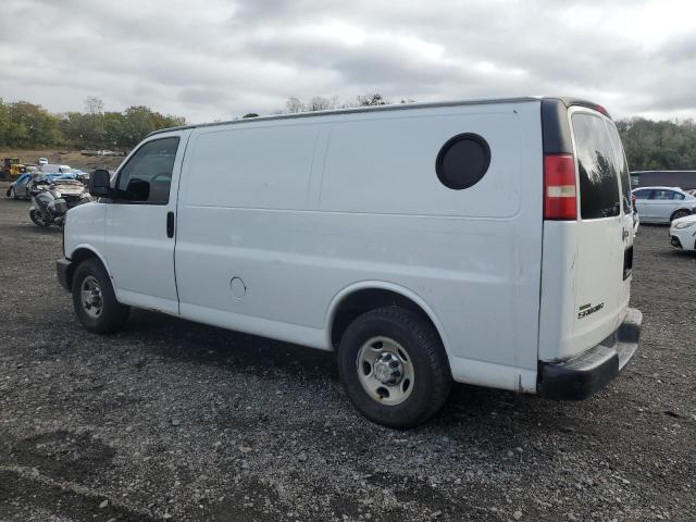 1GCWGFFA2B1142629 - 2011 CHEVROLET EXPRESS G2 WHITE photo 2