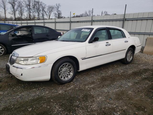 1999 LINCOLN TOWN CAR SIGNATURE, 