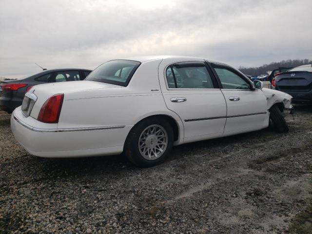 1LNHM82W1XY672793 - 1999 LINCOLN TOWN CAR SIGNATURE WHITE photo 3