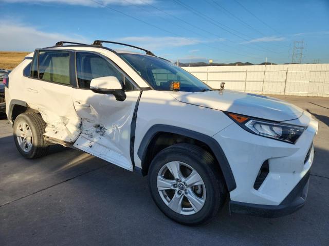 2T3P1RFVXMW158625 - 2021 TOYOTA RAV4 XLE WHITE photo 4