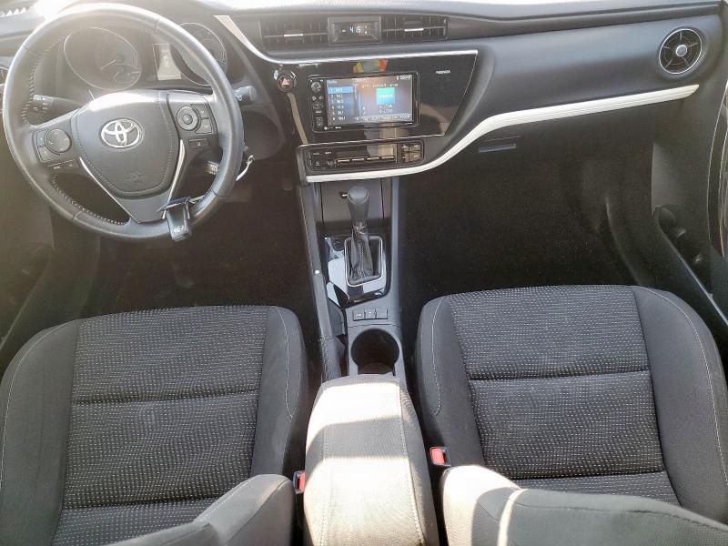 JTNKARJE5JJ564948 - 2018 TOYOTA COROLLA IM Серебристый фото 8