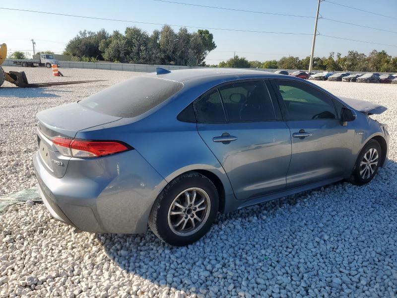 JTDEAMDE8MJ004622 - 2021 TOYOTA COROLLA LE SILVER photo 3