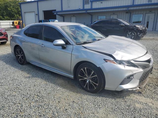 4T1G11AK5LU873673 - 2020 TOYOTA CAMRY SE SILVER photo 4